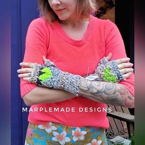 NWT* Handmade Fingerless gloves 💜 MarpleMade Designs,  fitted, acrylic,  heart